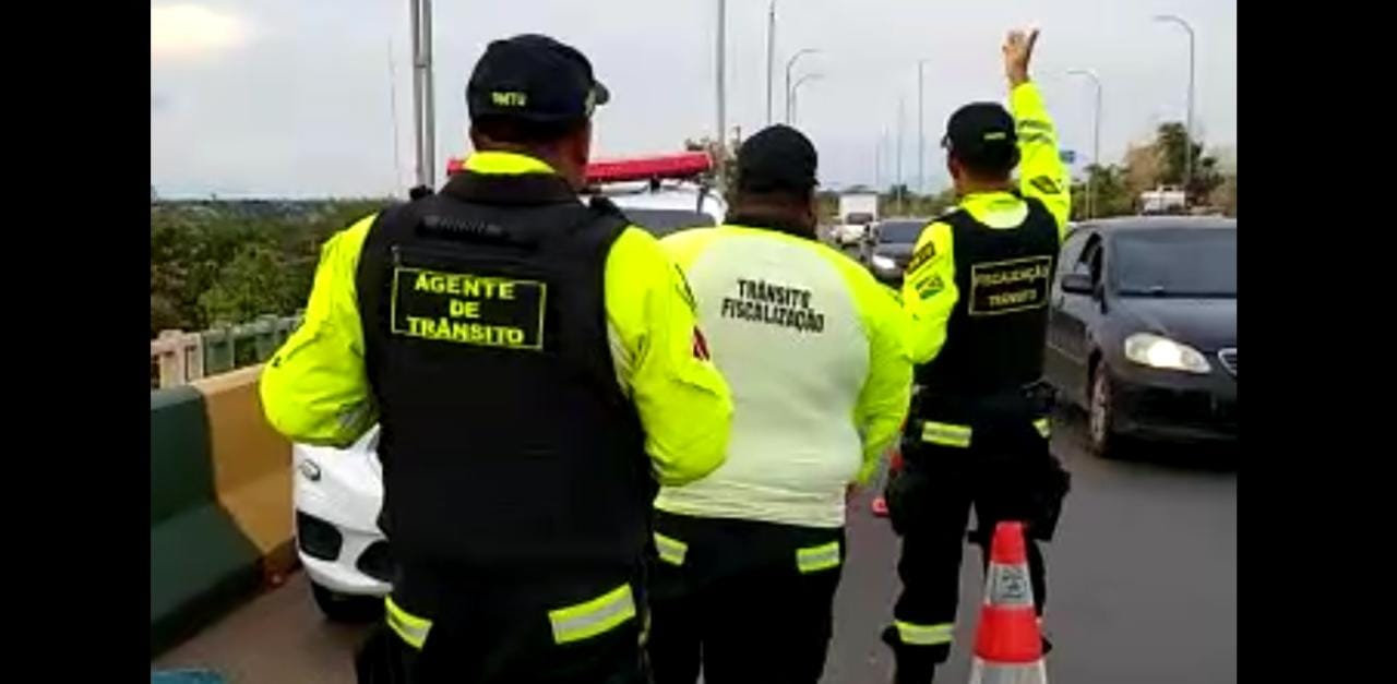 VÍDEO: Motociclista bate em traseira de ônibus escolar em Marabá