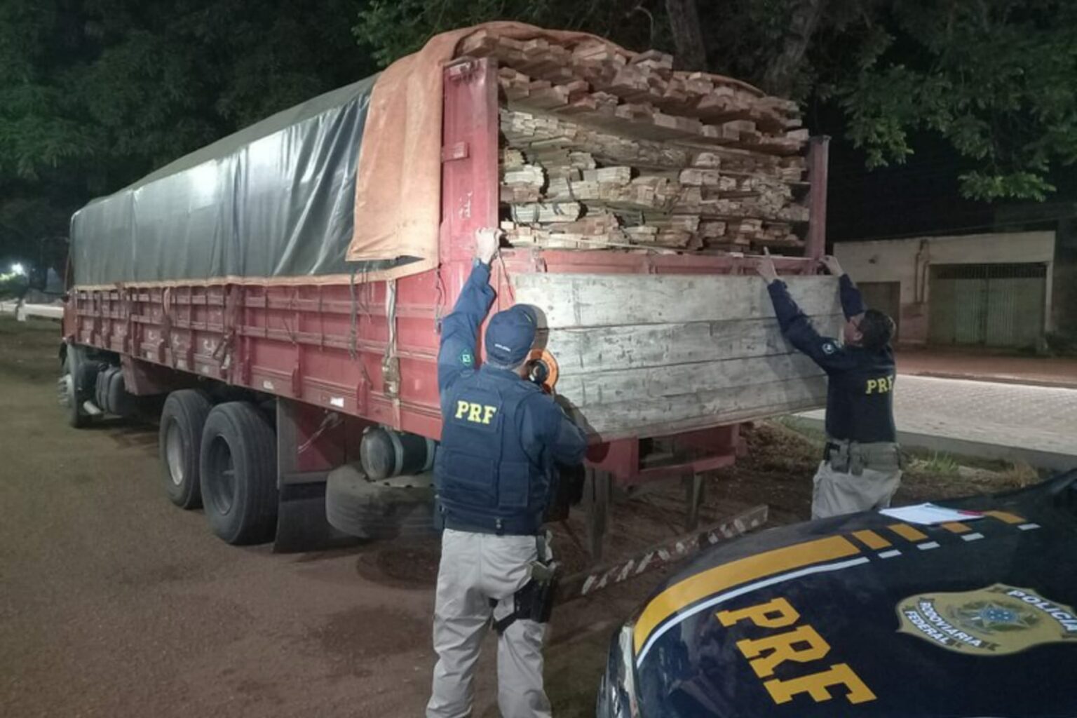 PRF apreende 25 m³ de madeira ilegal em Dom Eliseu