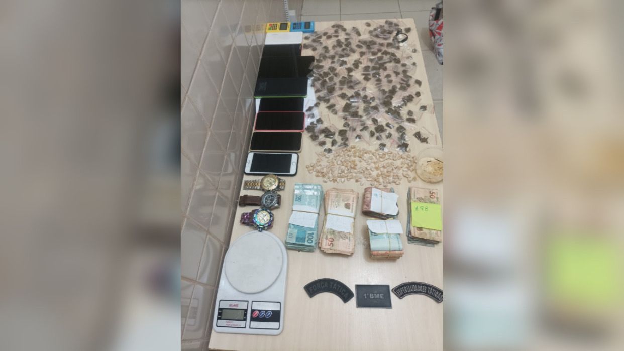 Mulher e adolescente são detidas em casa com drogas, eletrônicos e R$ 29 mil em espécie