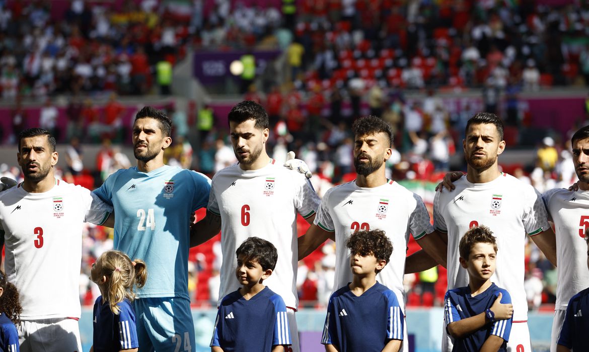 Jogadores do Irã voltam a cantar hino do país em jogo contra Gales