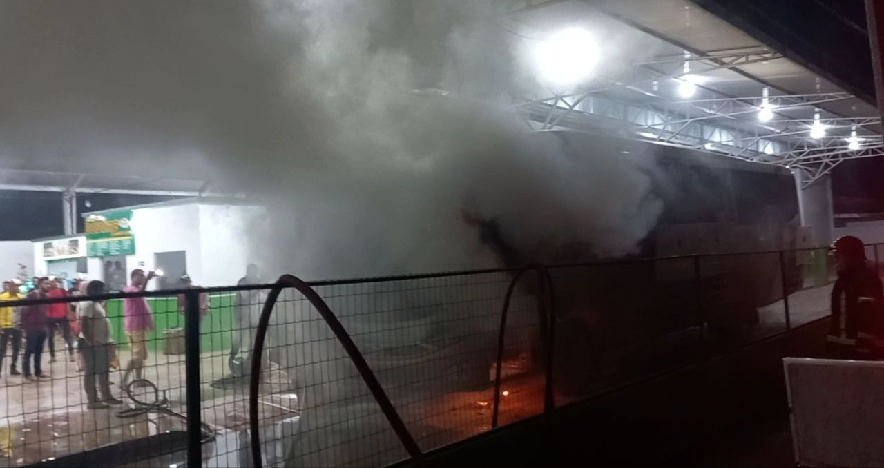 Vídeo: micro-ônibus com destino a Marabá pega fogo em rodoviária