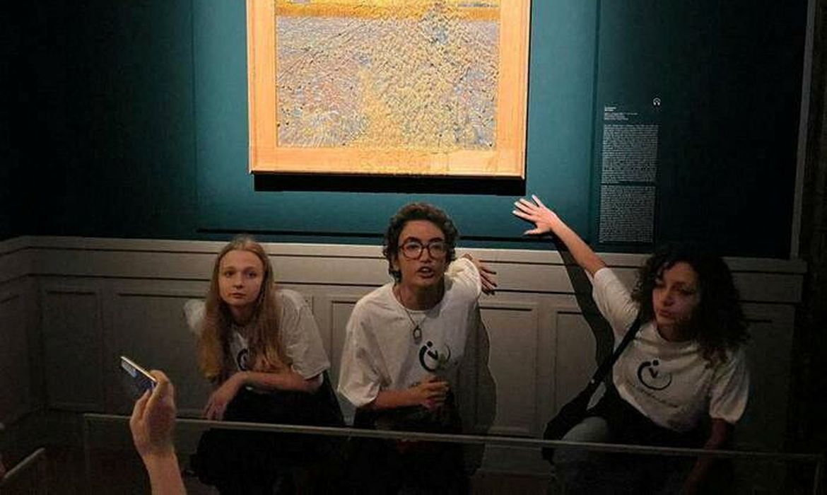 Ativistas climáticos jogam sopa em pintura de Van Gogh em Roma