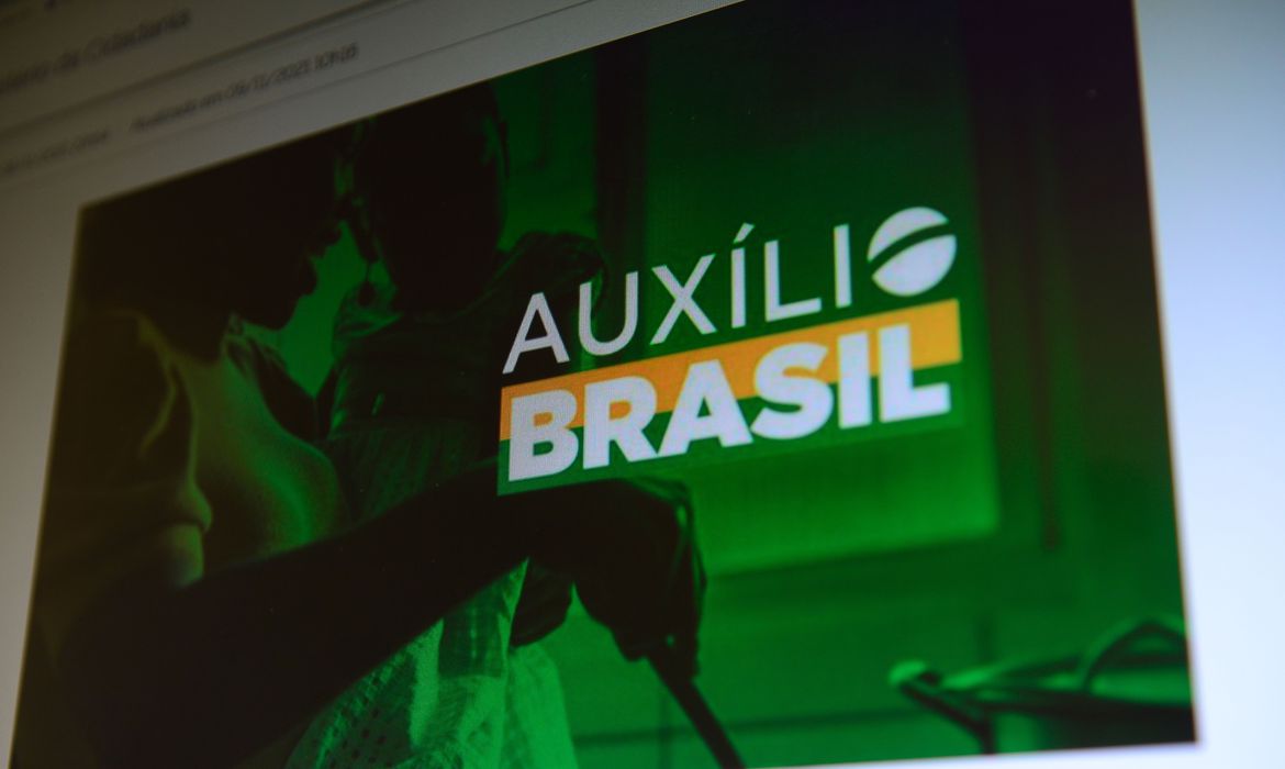 Veja quais beneficiários do Auxílio Brasil recebem hoje