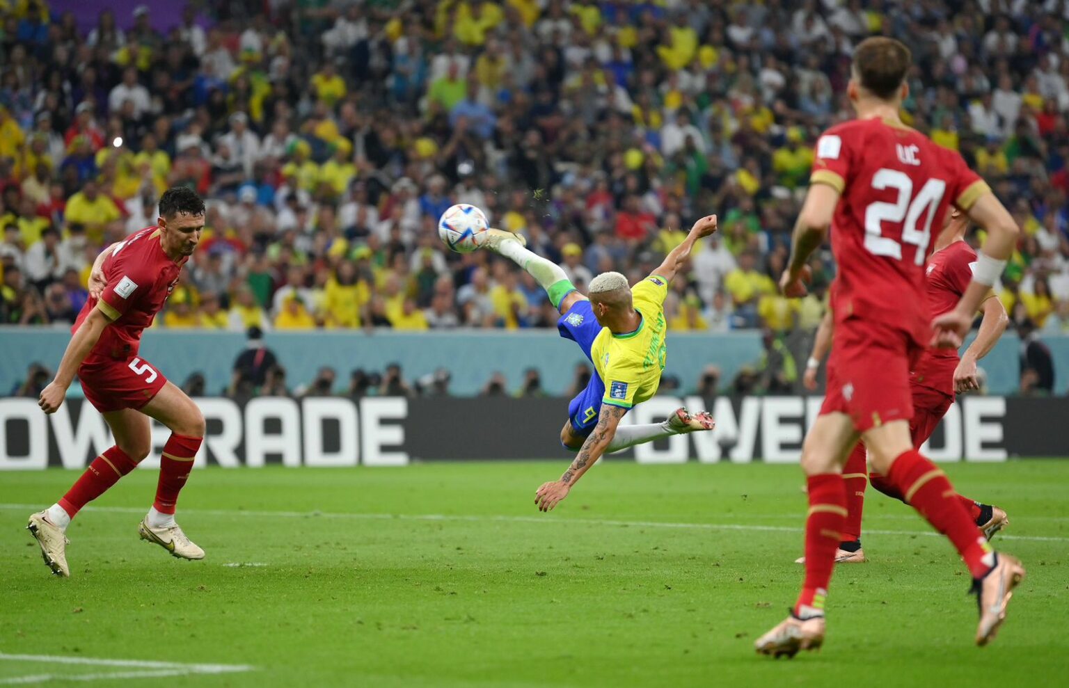 Richarlison decide, e Brasil inicia Copa com vitória sobre a Sérvia