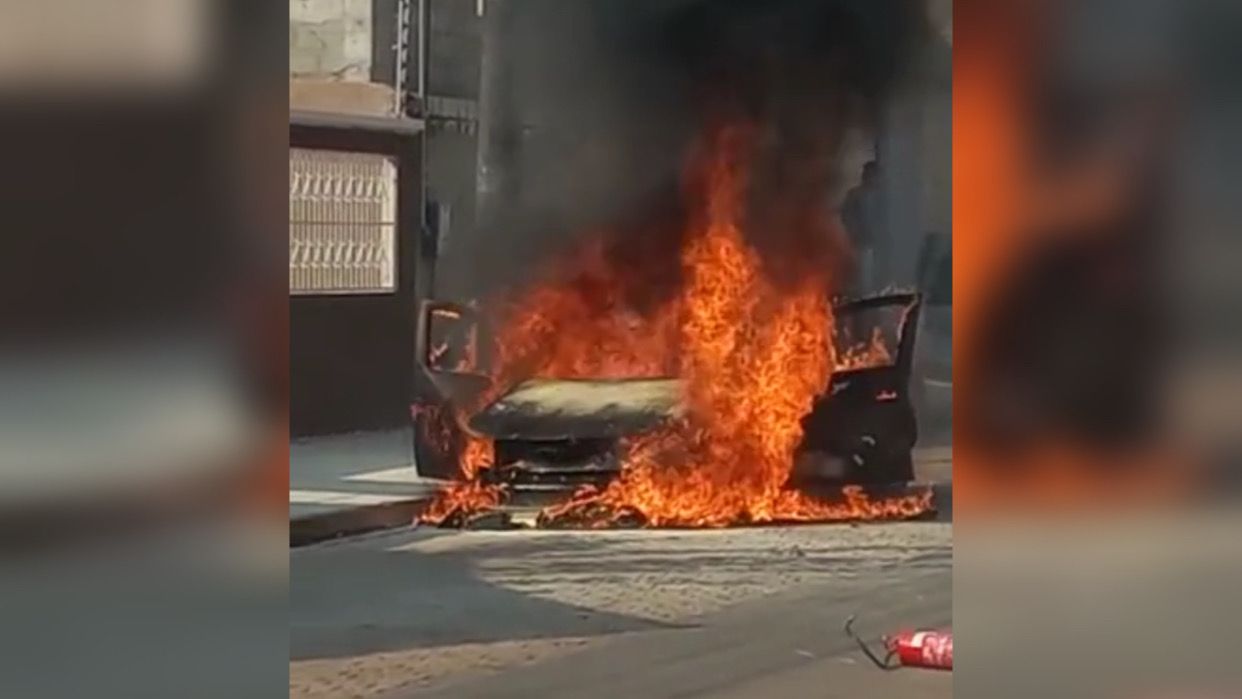 VÍDEO: Carro pega fogo em via pública no Novo Horizonte