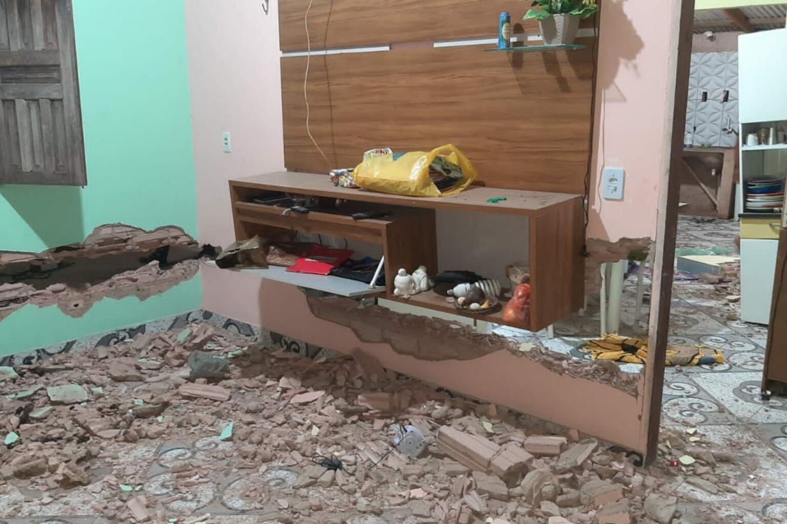 Homem é preso após destruir casa de ex-companheira com motosserra em Rurópolis