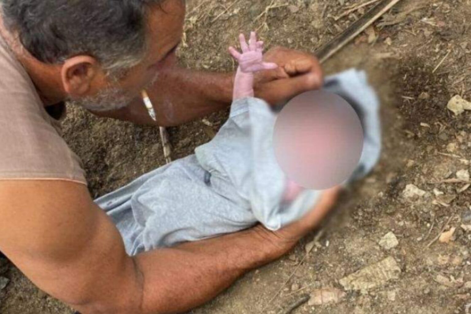 Recém-nascida sobrevive após ser jogada dentro de mochila em rio