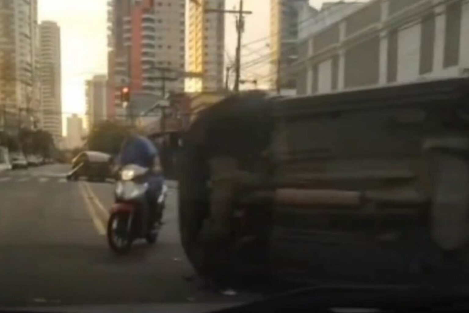 Carro capota durante acidente no Pará