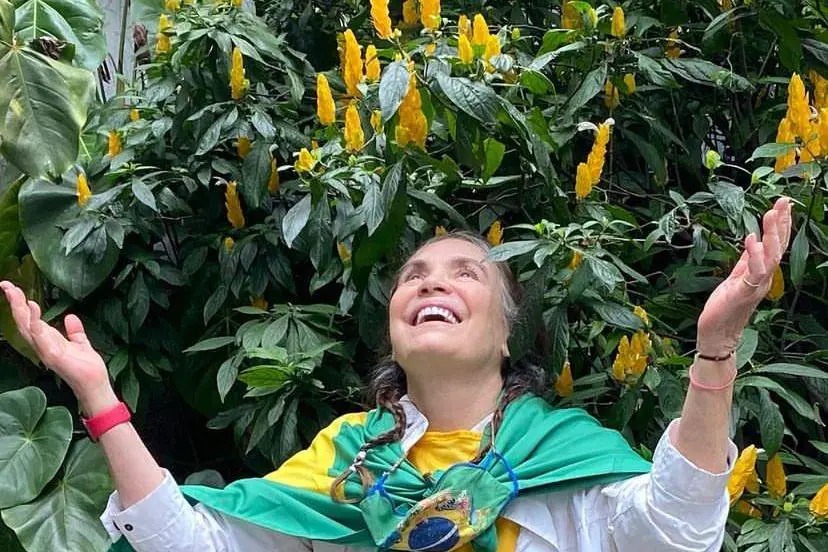 Regina Duarte participa de manifestação contrária ao resultado do 2º turno