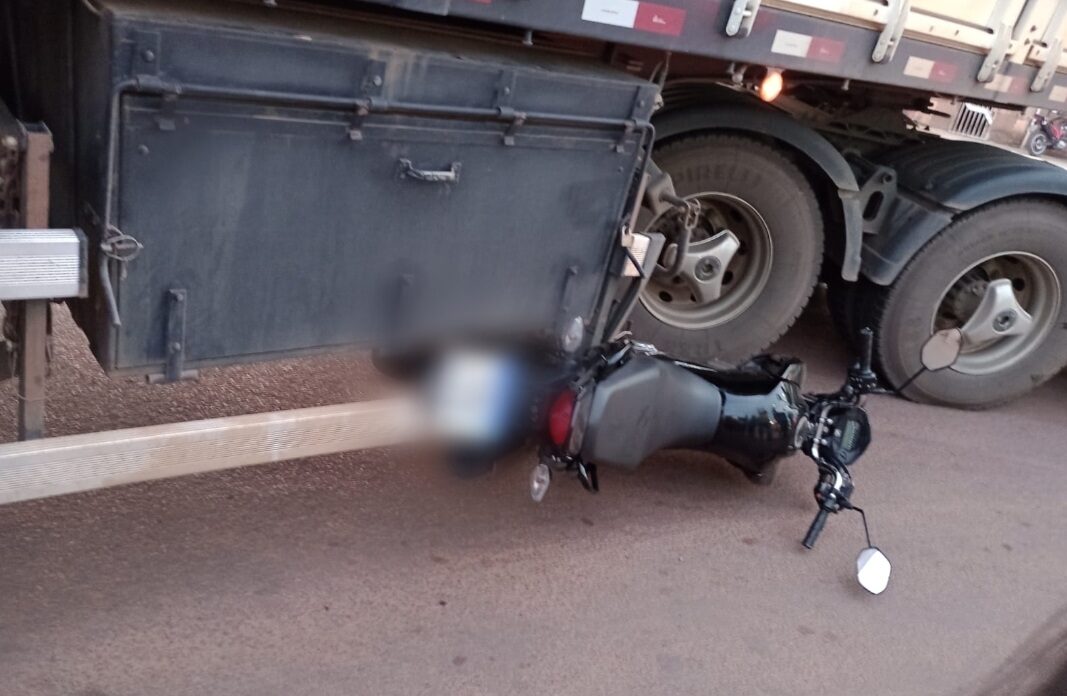 Motocicleta vai parar embaixo de carreta durante acidente no interior do Pará