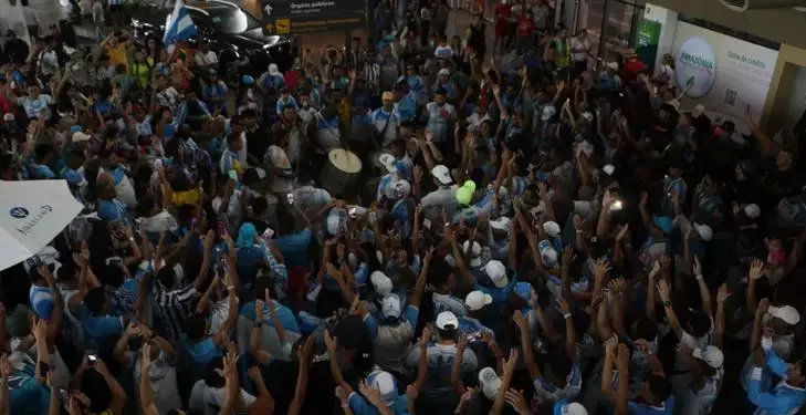 Papão desembarca em Belém e torcida faz festa e carreata