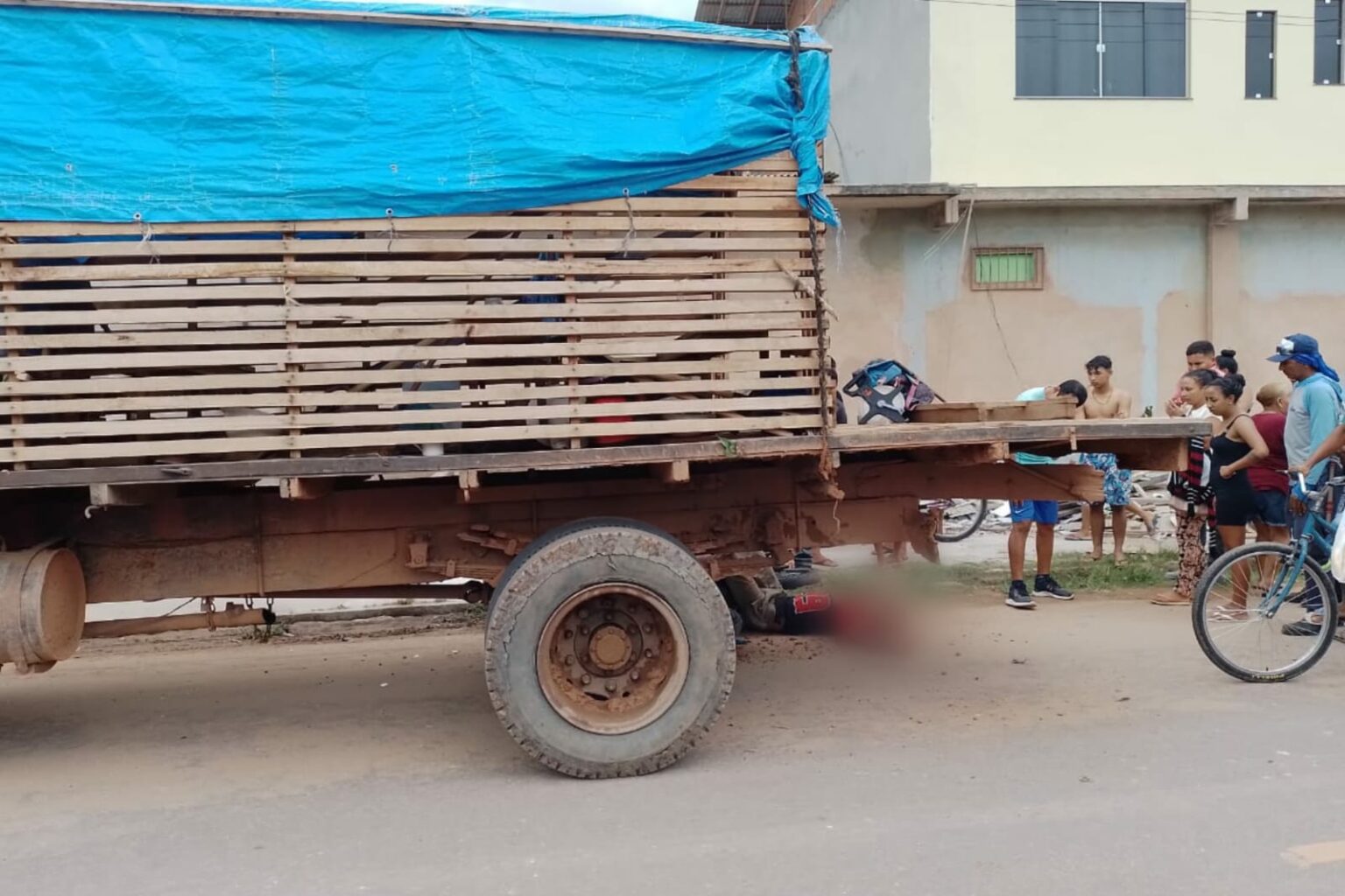 Jovem colide com traseira de caminhão e morre no Marajó