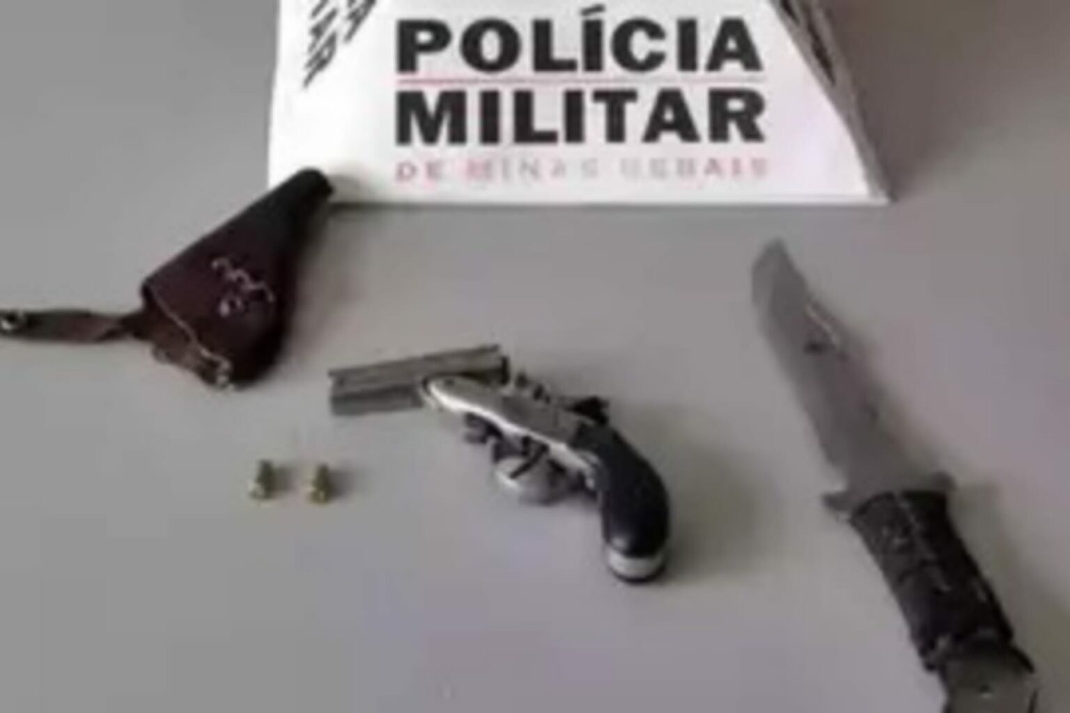 Adolescente é apreendida após levar arma e punhal para escola