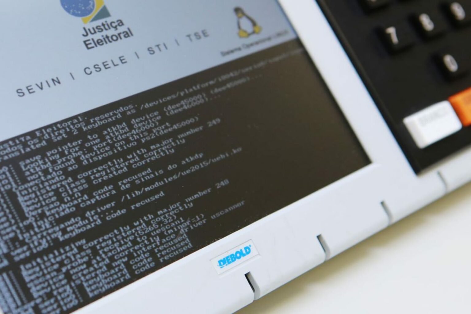 Ministério da Defesa entrega relatório sobre urnas eletrônicas ao TSE