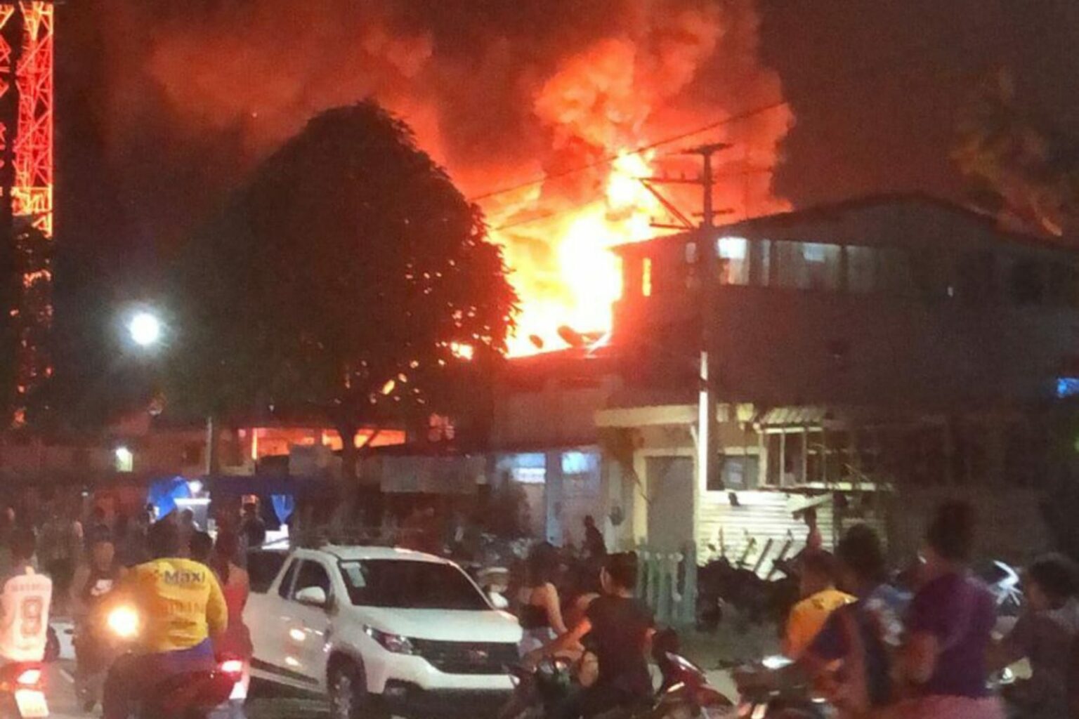Incêndio de grandes proporções atinge malharia e casas no Marajó