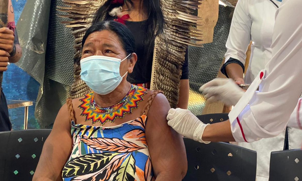 Brasil tem 9,4 mil novos casos e 80 mortes por covid-19 em 24 horas