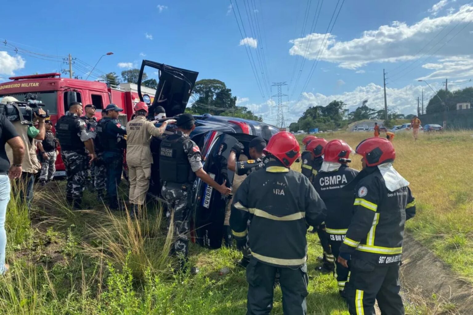 Carro com filha de vereadora capota em avenida no Pará