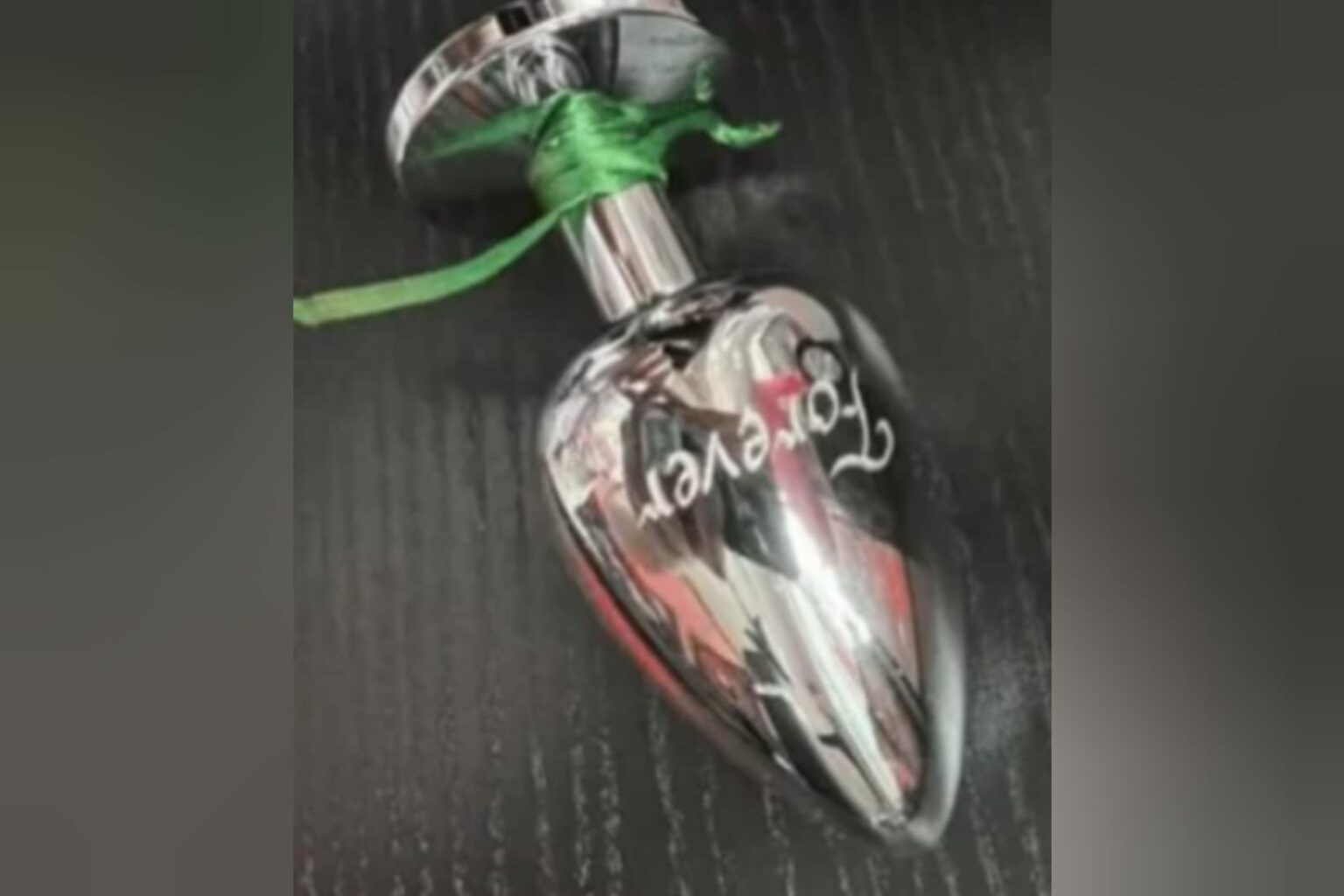 Jovem esconde cinzas de namorado em plug anal e é detida em aeroporto