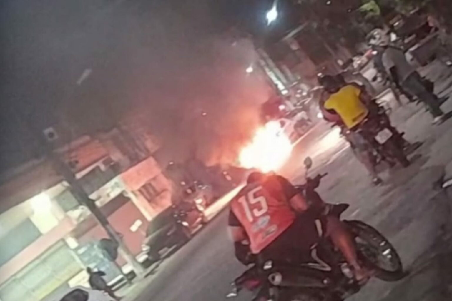 Carro é tomado pelo fogo no Pará