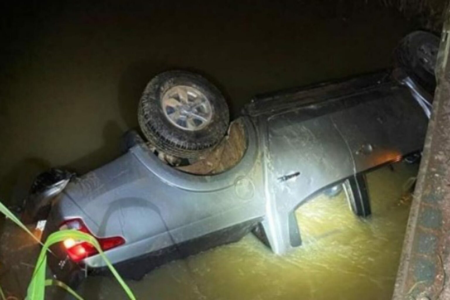 Motorista perde controle da direção e cai dentro de rio em Redenção
