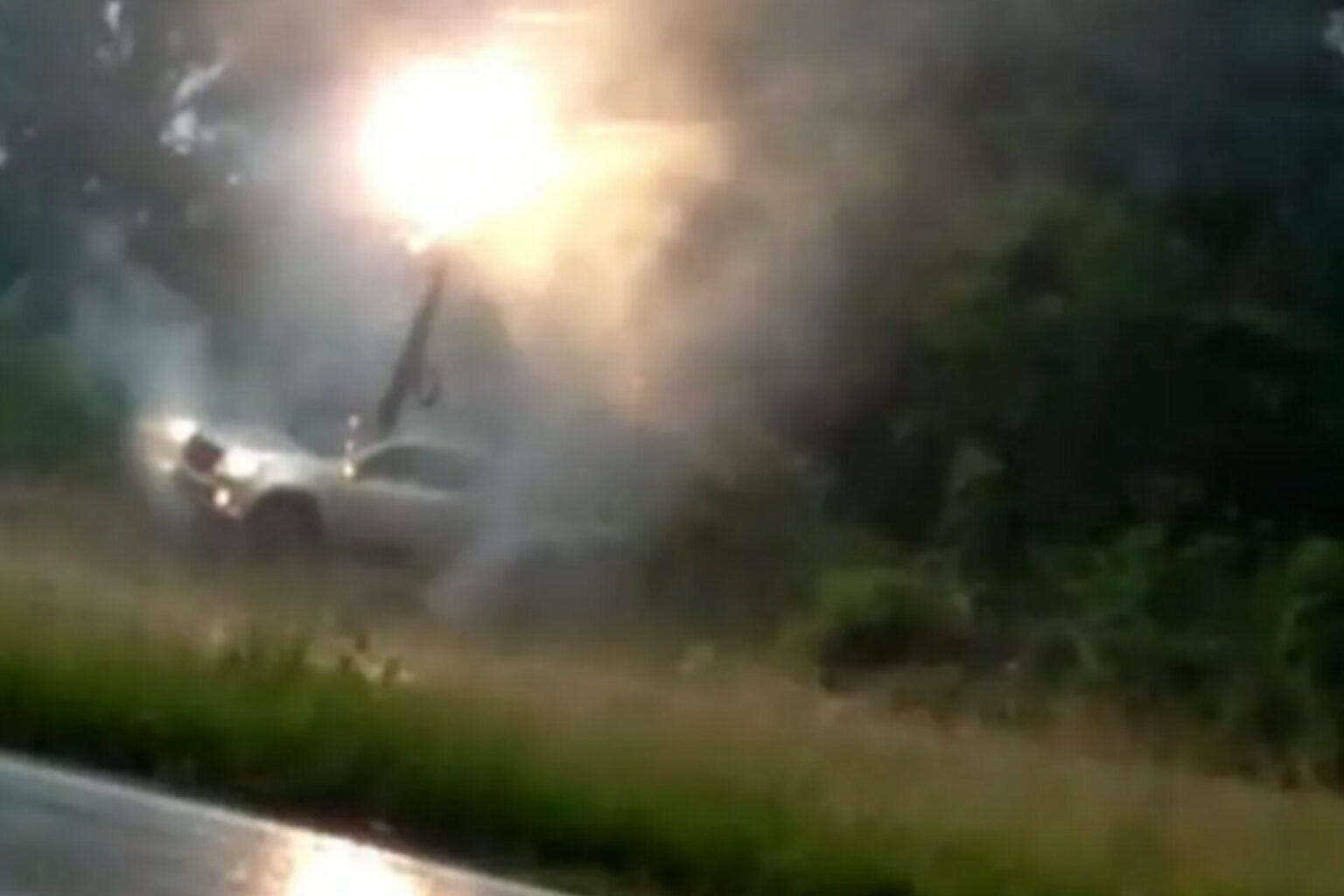Carro atinge poste em Castanhal