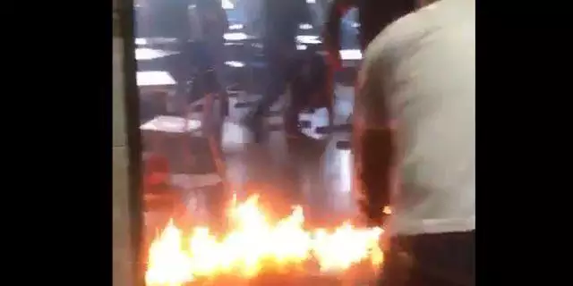 Adolescente ateia fogo em sala de aula e tranca os colegas dentro