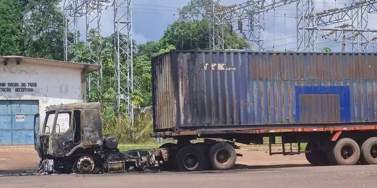 Incêndio destrói carreta próximo a porto no Pará