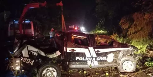 Viatura da Polícia Civil capota na PA-151 e deixa quatro policiais feridos