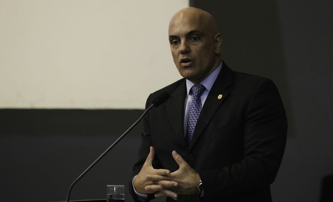 Presidente do TSE defende eleições e cobra leis contra milícia digital
