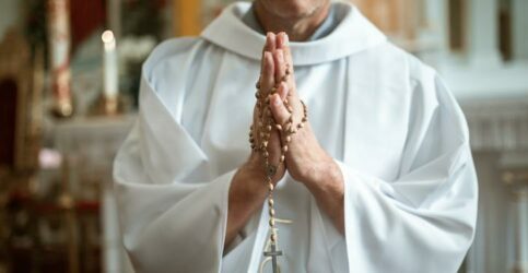 Padre é preso após fazer sexo a três em cima do altar da igreja