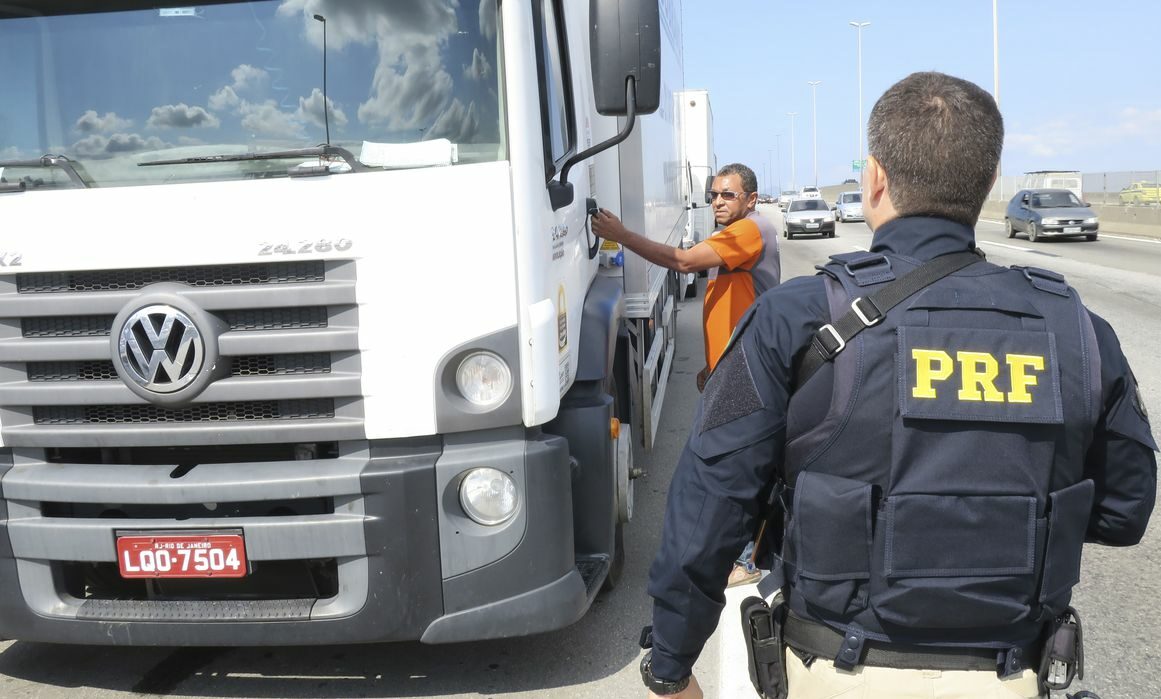 PRF registra 22 interdições e dez bloqueios em estradas federais