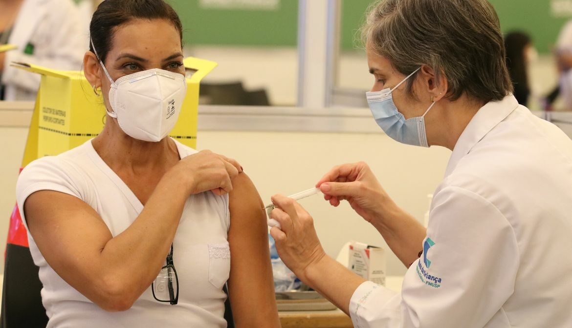 Brasil registra 4 mortes por covid-19 e 994 casos em 24 horas