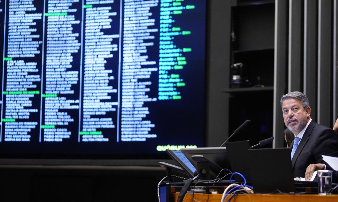 Câmara conclui votação em primeiro turno da PEC da Transição