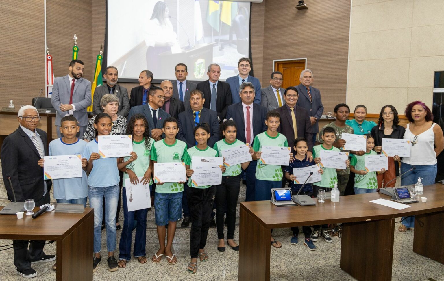 Participantes de oficina de pintura recebem certificados em Marabá