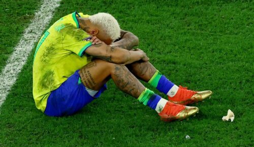 Tristeza permanece na chegada de seleção ao Brasil