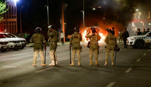 Manifestantes invadem sede da PF e queimam carros e ônibus em Brasília