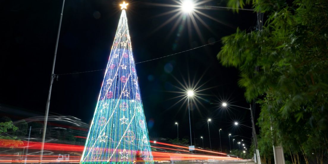 Árvore de Natal gigante é atração em Marabá