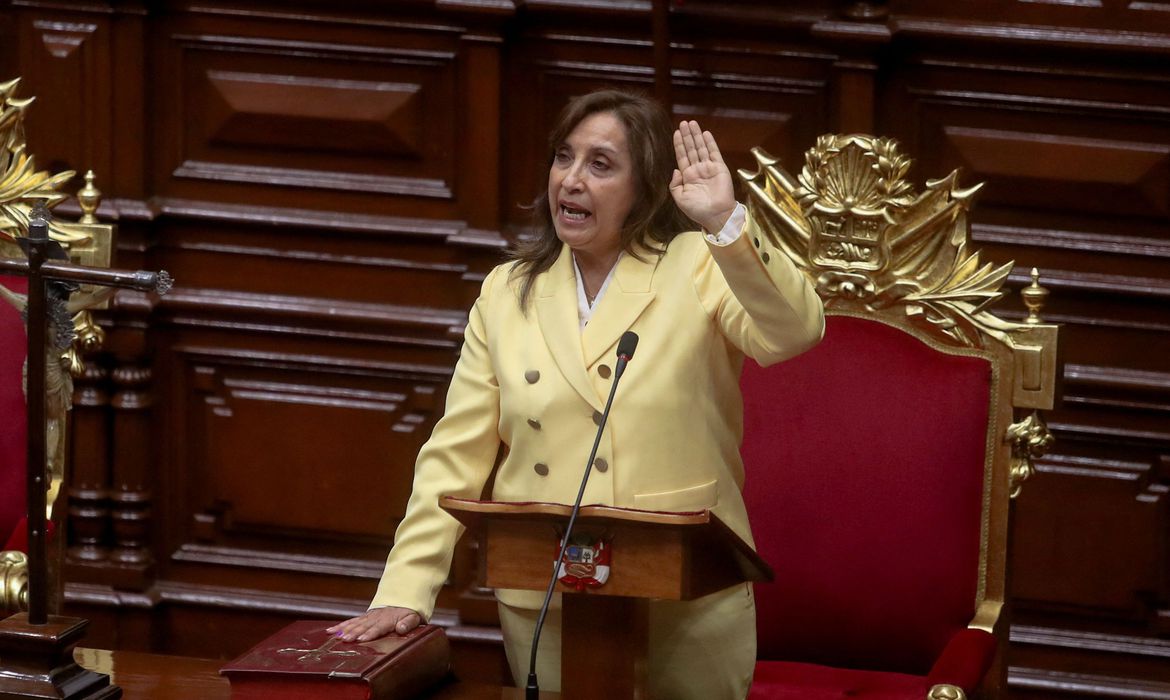 Dina Boluarte é primeira mulher presidente do Peru