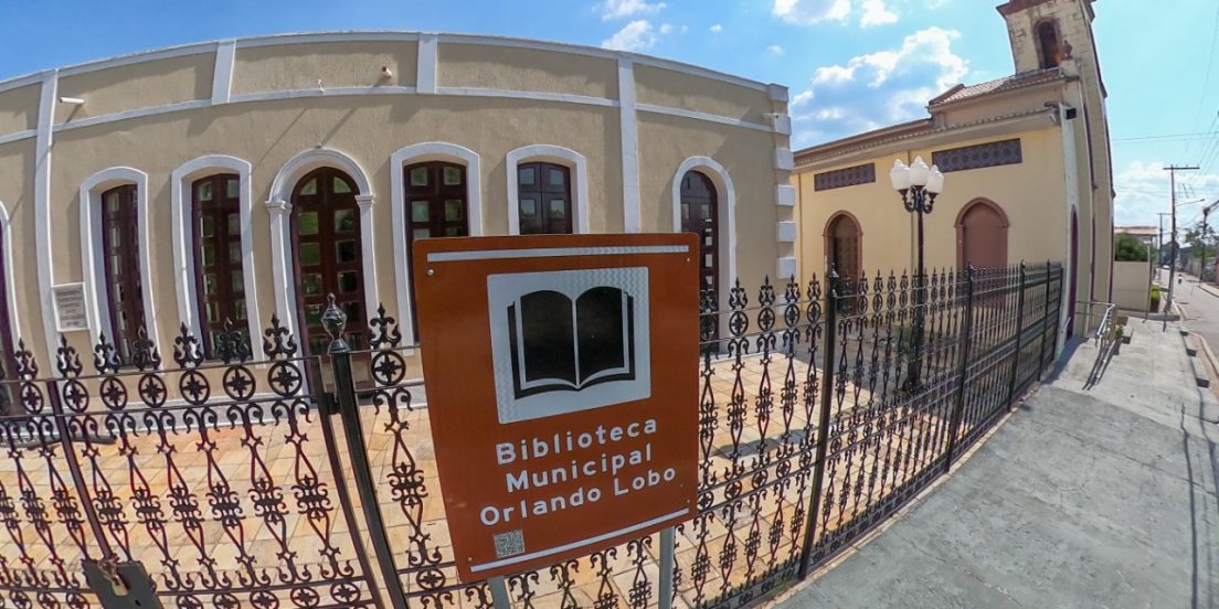 Em reforma há quase um ano, Biblioteca Municipal mantém programação na praça