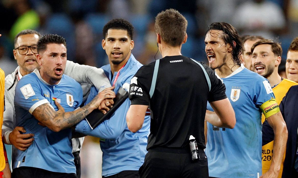 Fifa abre processo disciplinar contra quatro jogadores do Uruguai