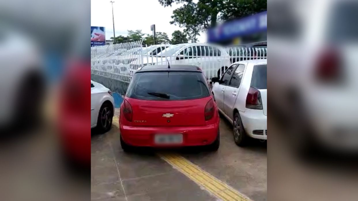 Em Marabá, motoristas estacionam em piso tátil para deficientes visuais