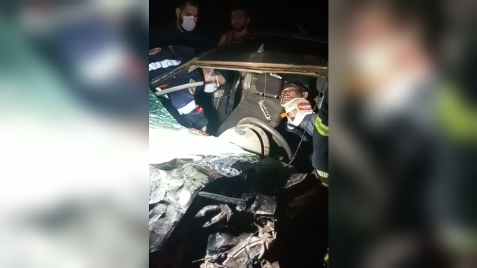 Vídeo: carros colidem frontalmente na BR-230 e motorista fica em estado grave