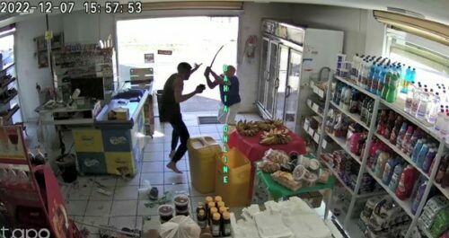 VÍDEO: Dono de mercado reage a assalto e agride criminoso com pedaço de madeira