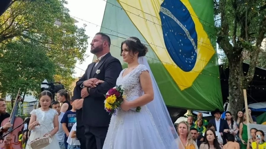 Noivos manifestantes se casam em frente ao quartel: ‘Não arredamos o pé’