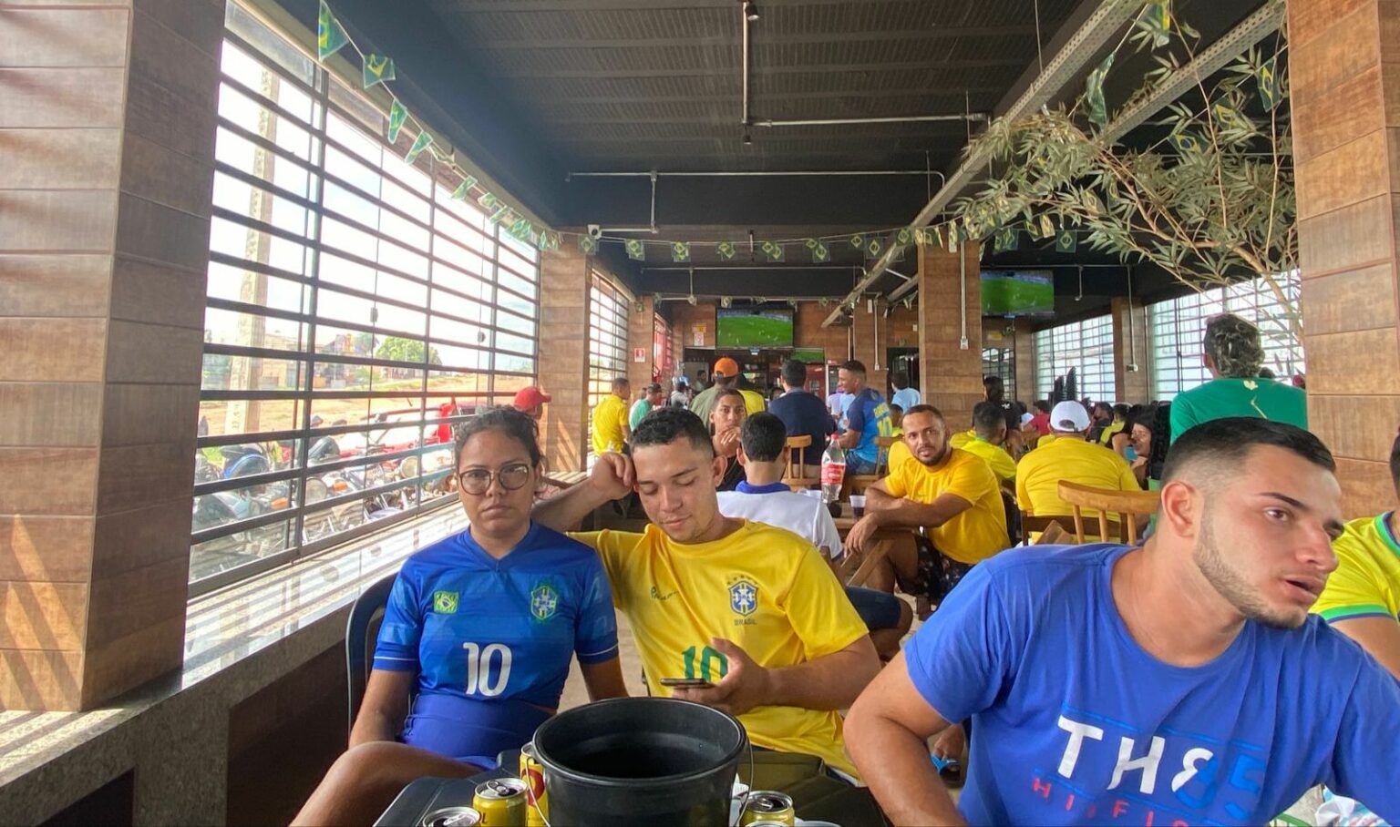 Torcedores de Marabá lotam bares para acompanhar Brasil x Croácia
