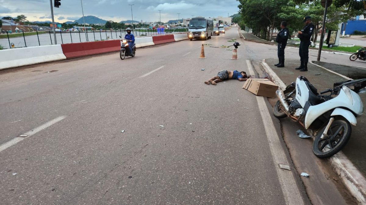 Motoqueiro se desequilibra, bate a cabeça no asfalto e morre em Parauapebas