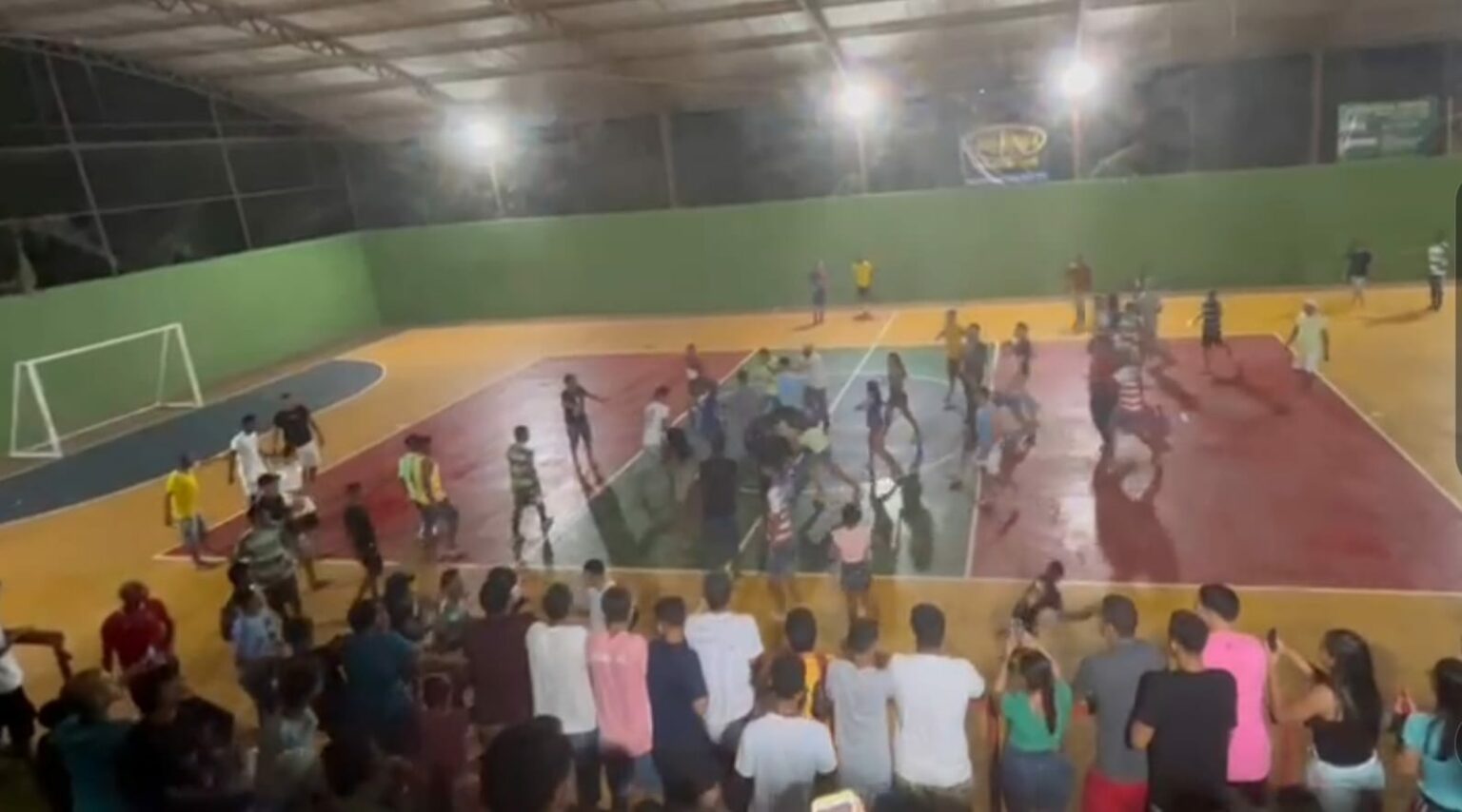 Vídeo: Partida de futsal termina em pancadaria no Distrito Cajazeiras, em Itupiranga