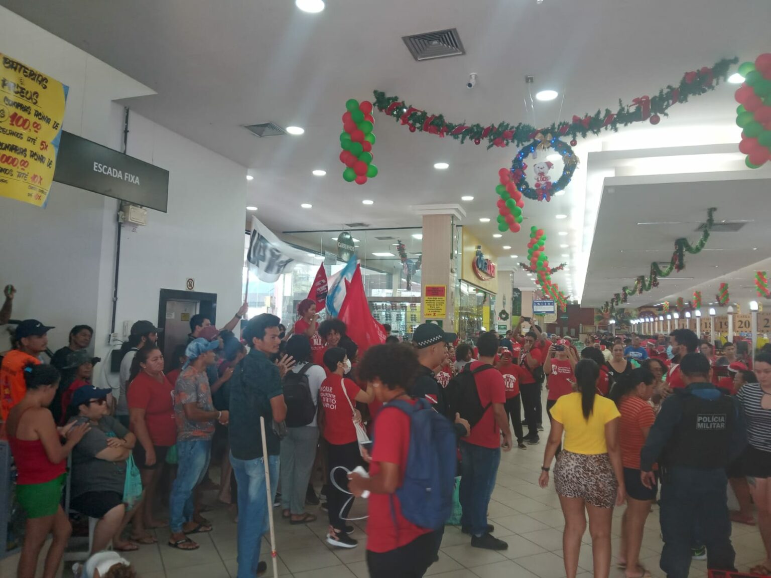 Grupo invade Supermercado Líder e exige distribuição de cestas básicas