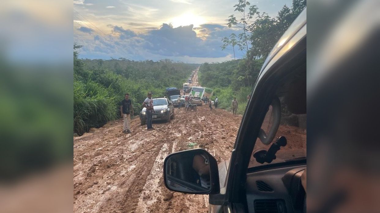 Veículos são ‘engolidos’ por atoleiros na Rodovia Transamazônica