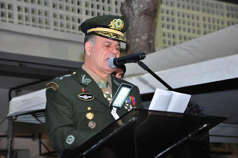 Manifestantes golpistas reagem com decepção à mensagem do comandante do Exército